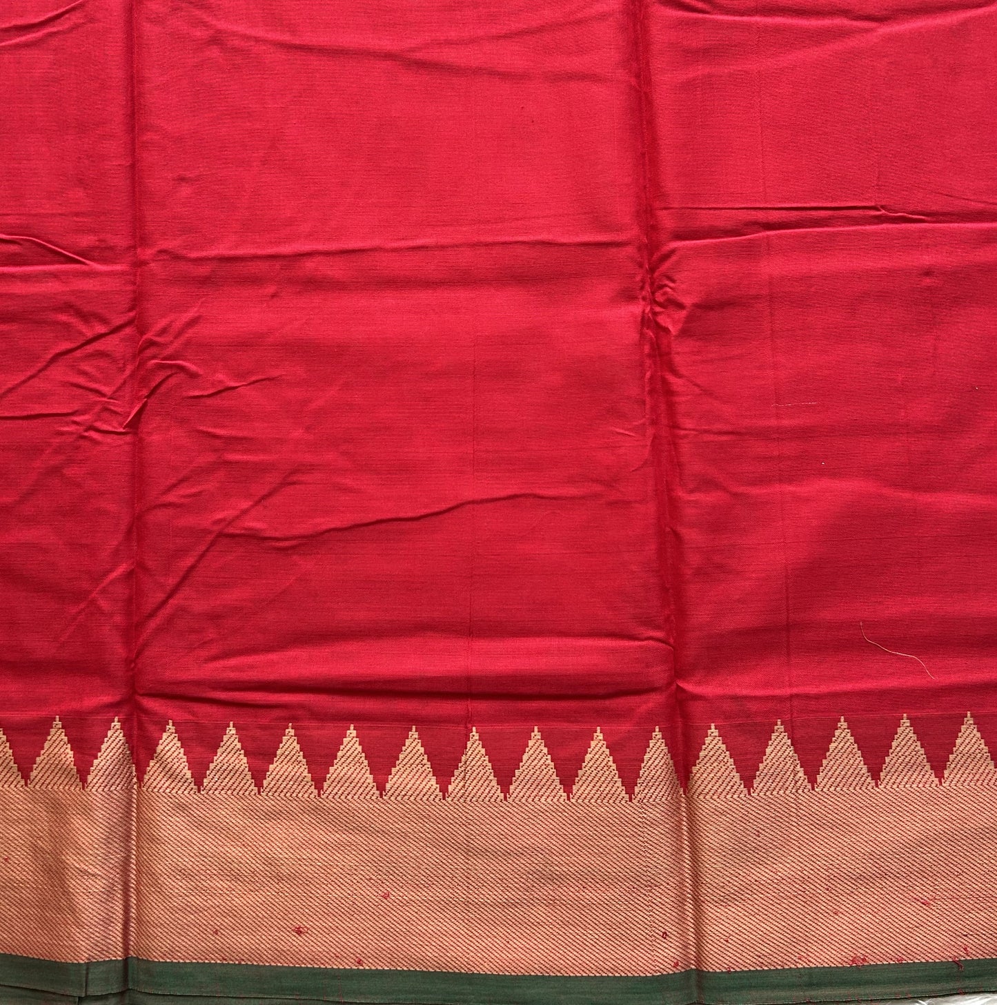Narayanpet Cotton Saree Light Carmine Red Colored Complemented with a Thread Border.