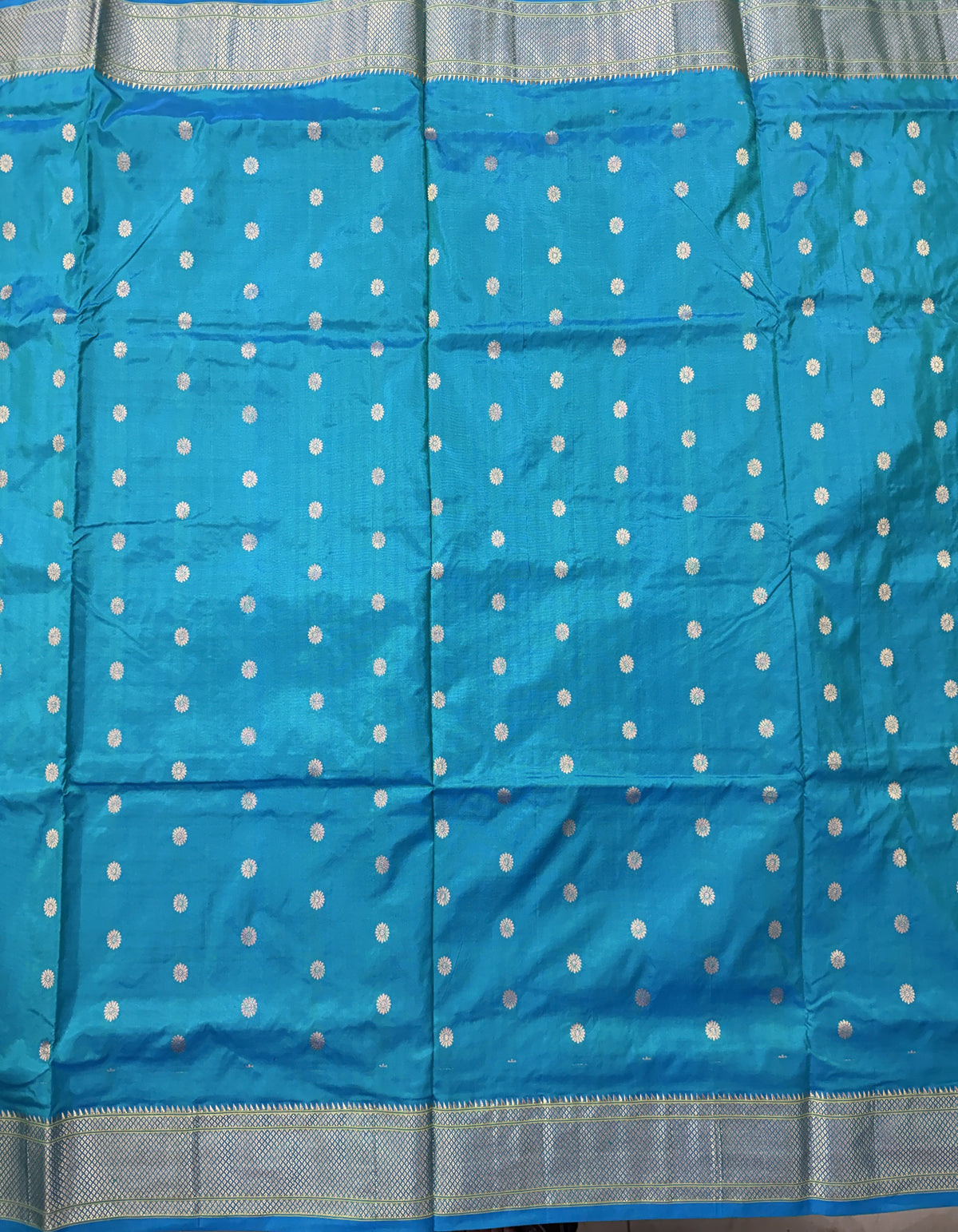 Narayanpet Silk Saree Peacock Green Colored Complemented with a Peacock Green Zari Border.