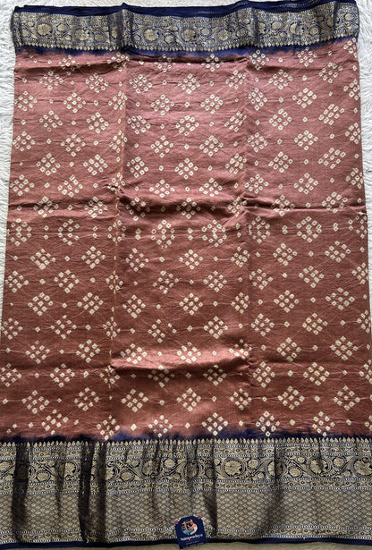 Bandhani Saree Brick Colored Elegantly Paired with a Navy Blue Color Zari Border. - Sampradaya Designer Studio