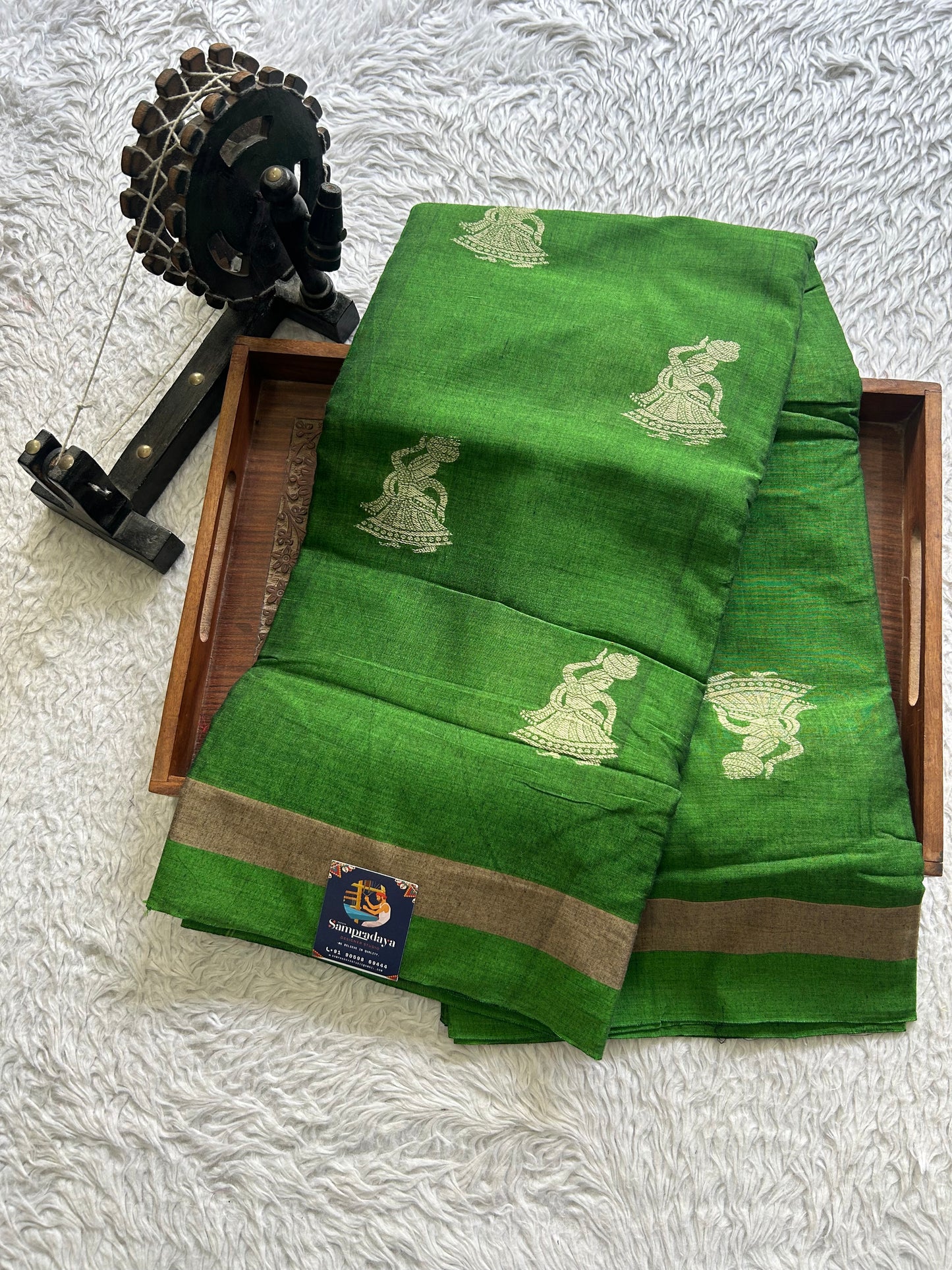 Narayanpet Cotton Saree Grass Green Colored Complemented with a Thread Border.