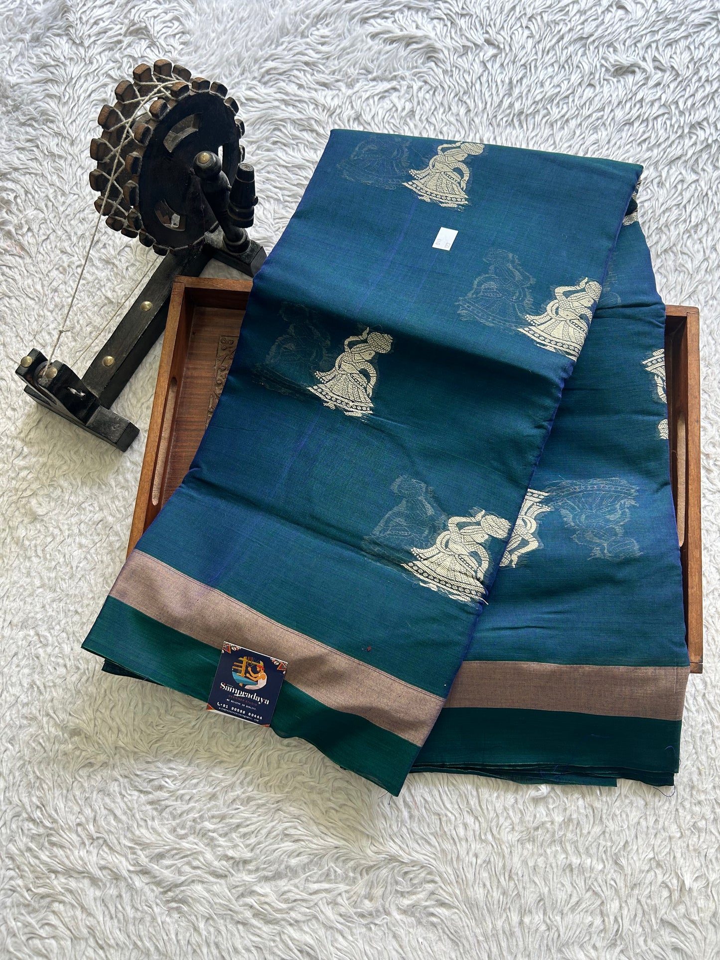 Narayanpet Cotton Saree Olympic Blue Colored Complemented with a Thread Border.