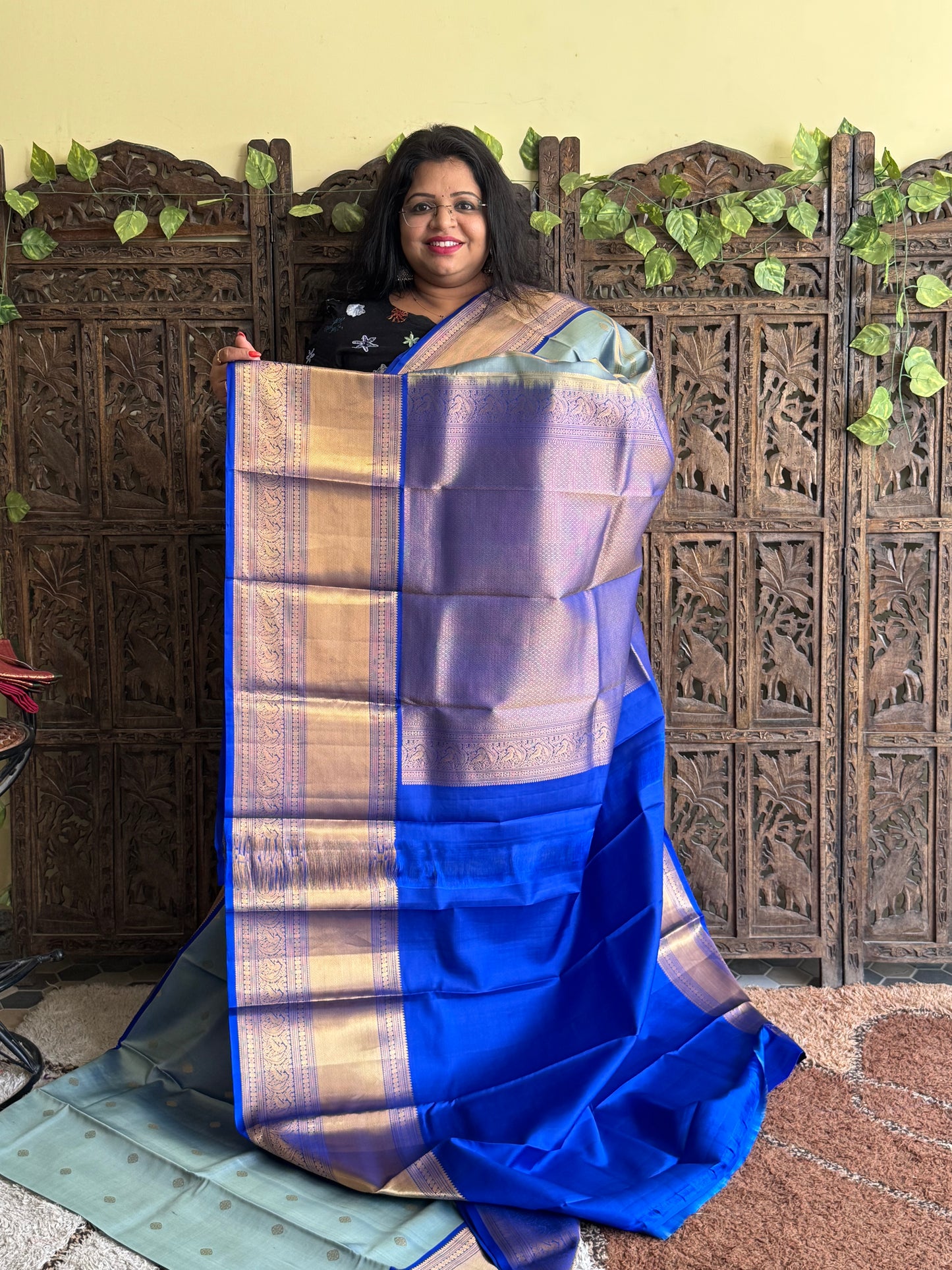Pure Kanjivaram Silk Saree Grayish Blue Colored Elegantly Paid with a Gold Zari Border.