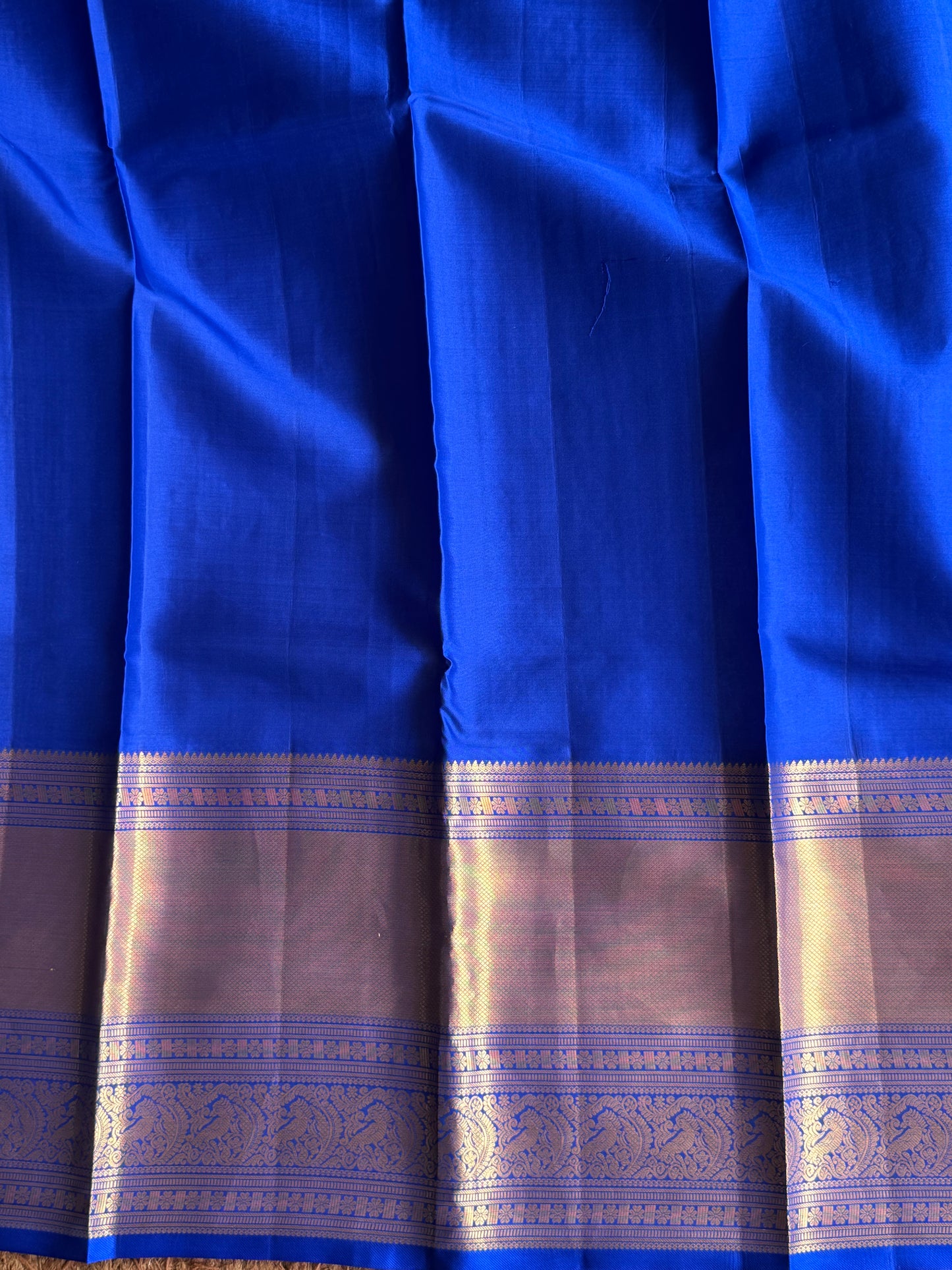 Pure Kanjivaram Silk Saree Grayish Blue Colored Elegantly Paid with a Gold Zari Border.