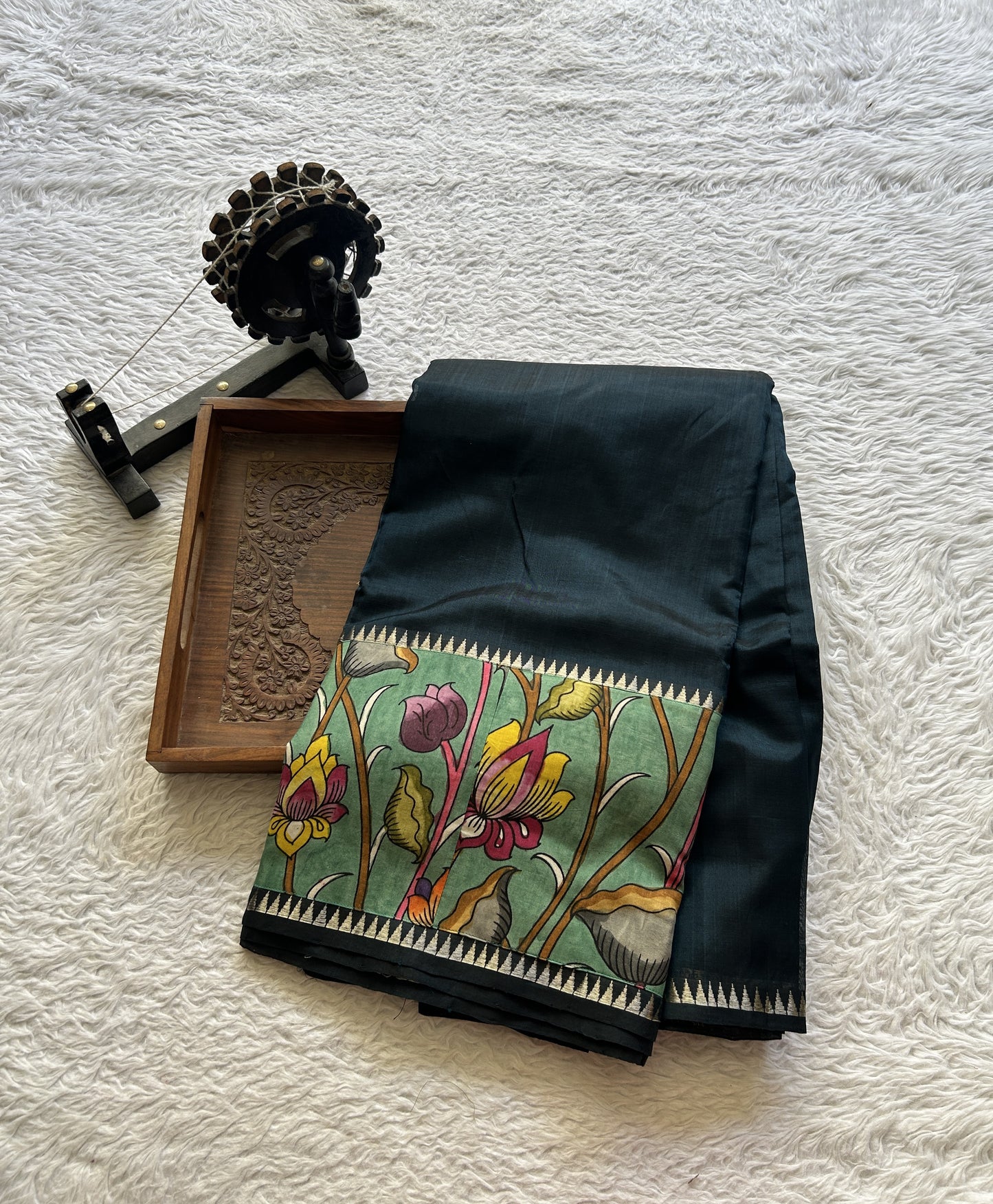 Mangalagiri Plain Pattu Saree Bottle Green colored complemented with a Pen Kalamkari Border. - Sampradaya Designer Studio