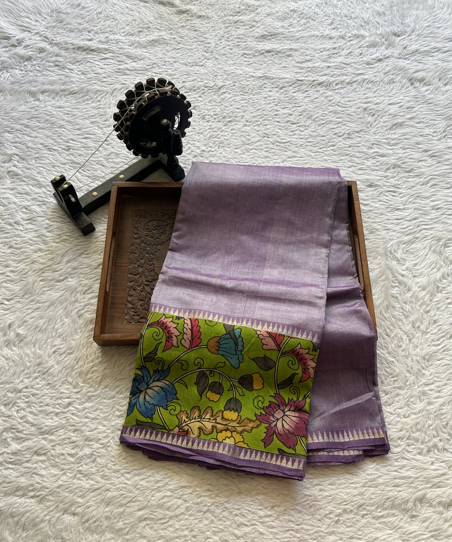 Mangalagiri Plain Pattu Saree Lavender colored complemented with a Pen Kalamkari Border. - Sampradaya Designer Studio