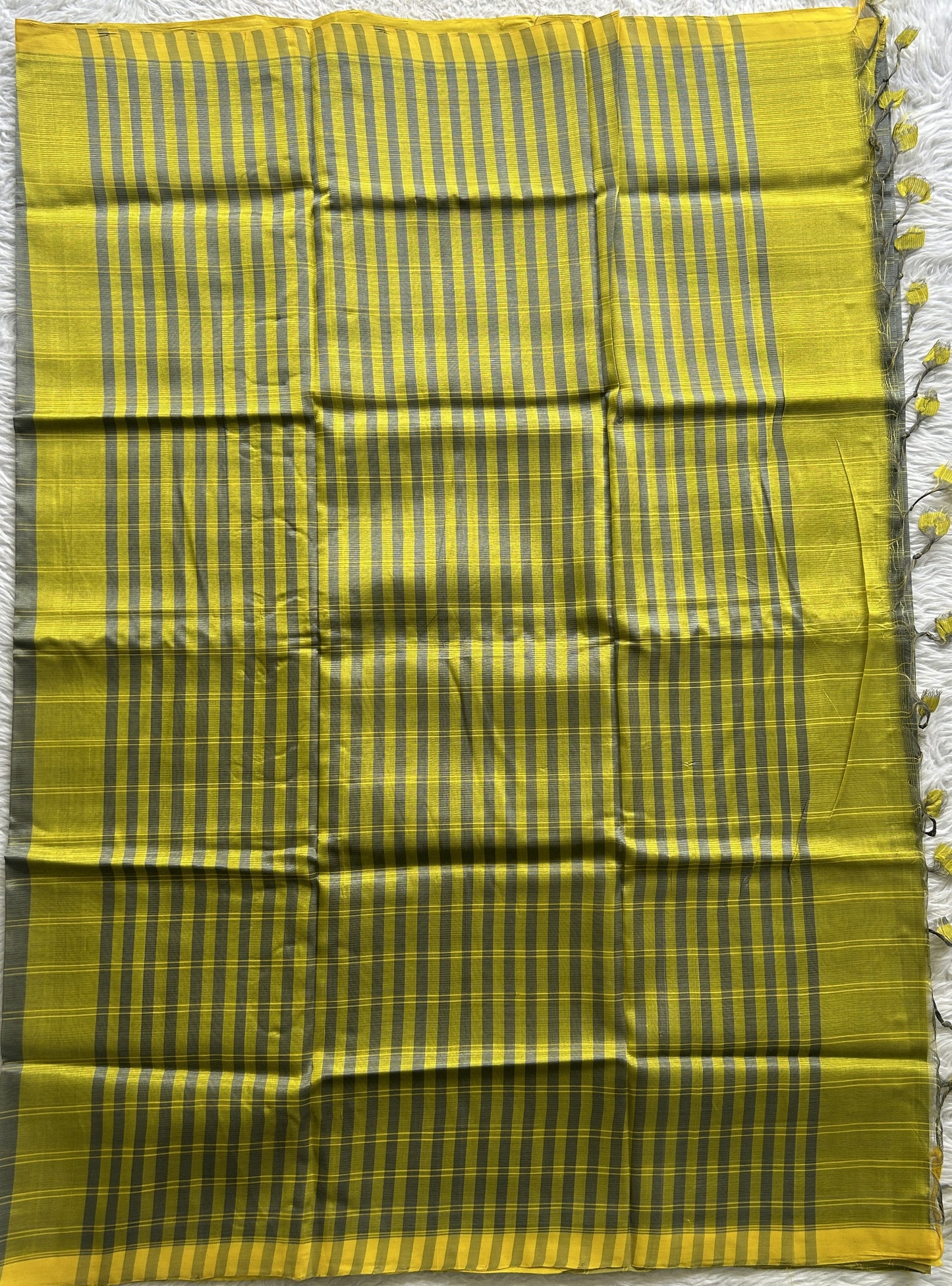 Mangalagiri Plain Pattu Saree Gray colored complemented with a No Border. - Sampradaya Designer Studio