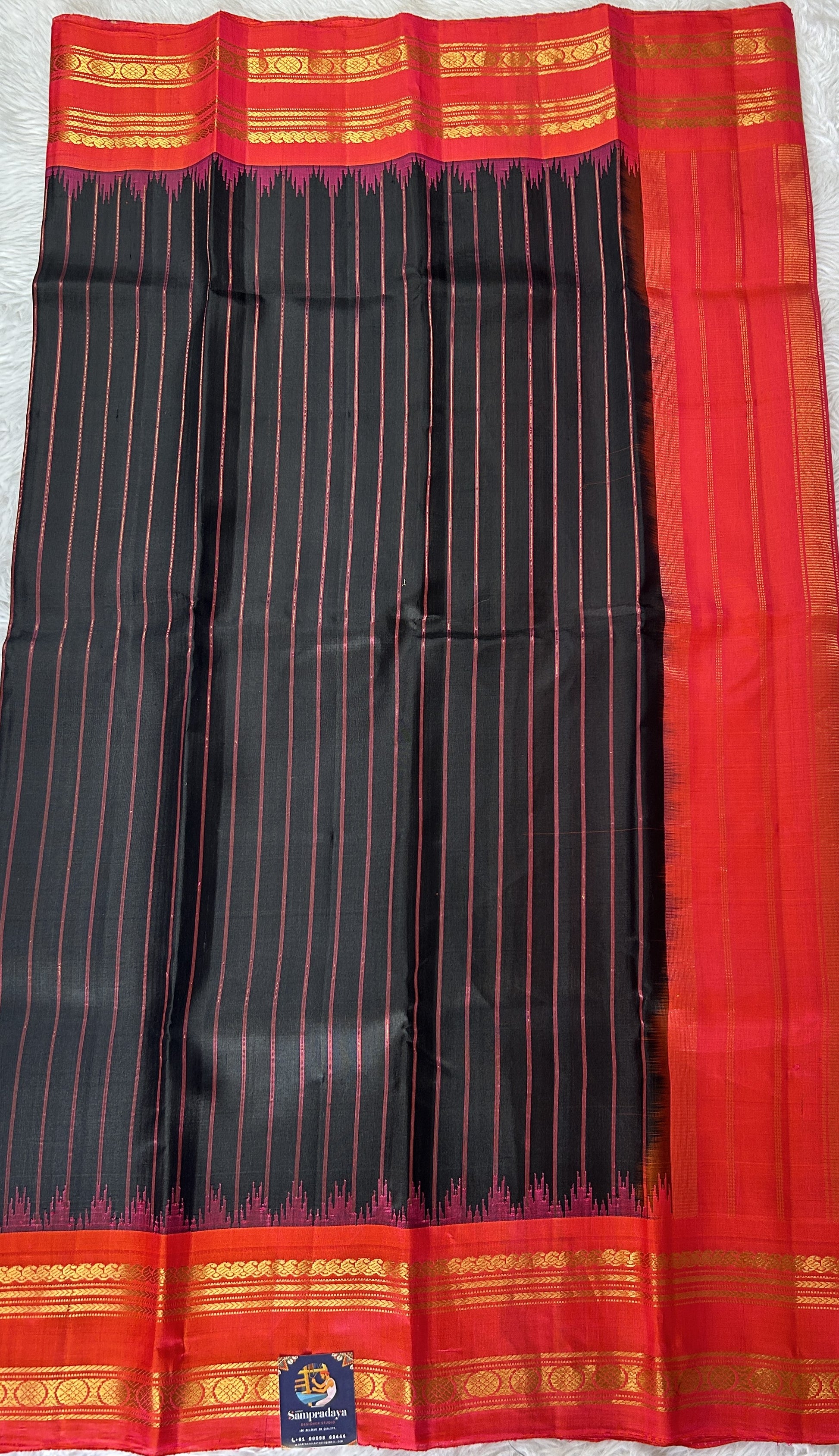 Gadwal Pattu Black Colored Saree Complemented With a Pink Color Kanchi Gap Border - Sampradaya Designer Studio