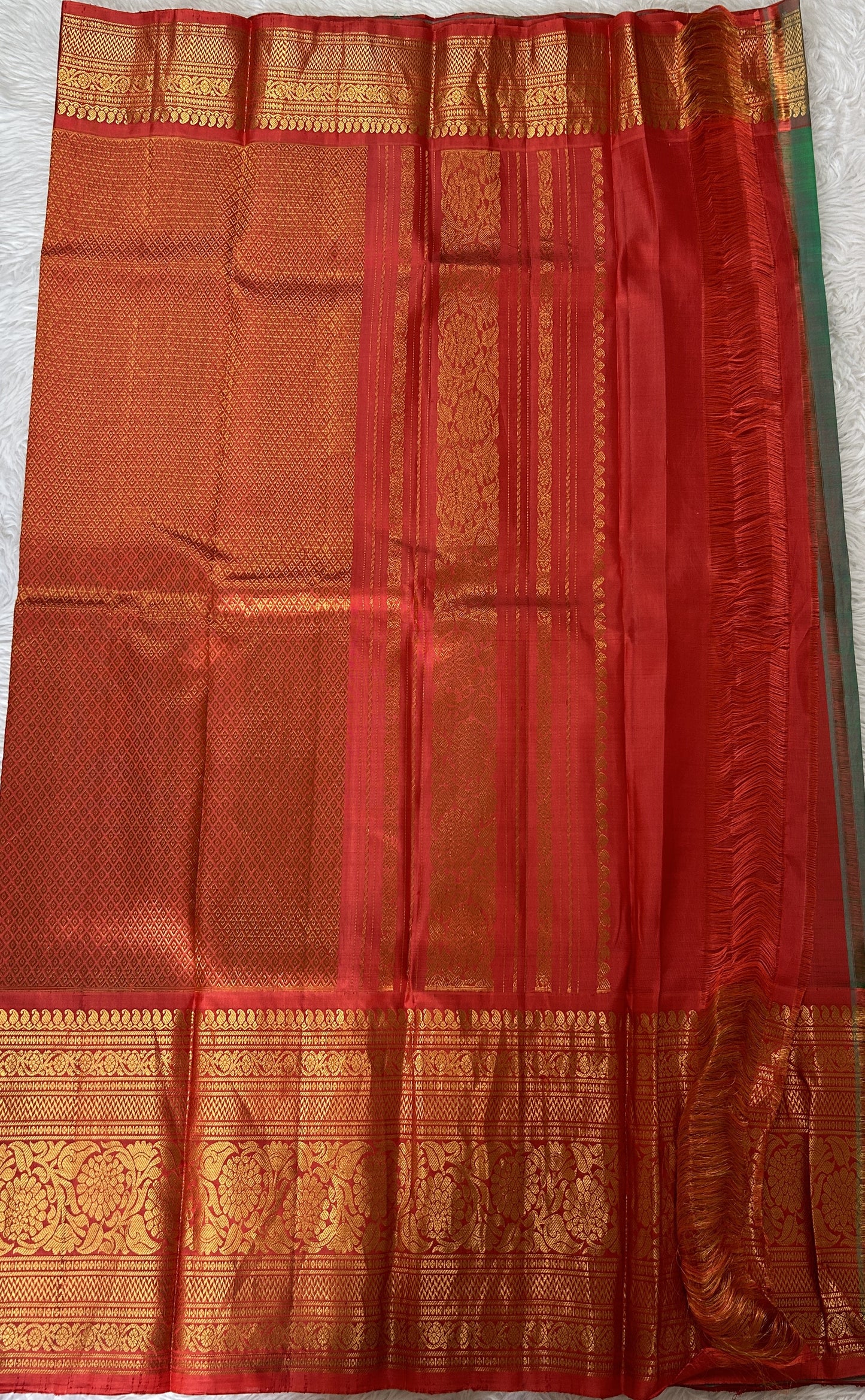 Gadwal Pattu Saree Green Colored Complemented With a Red Color Kanchi Border - Sampradaya Designer Studio
