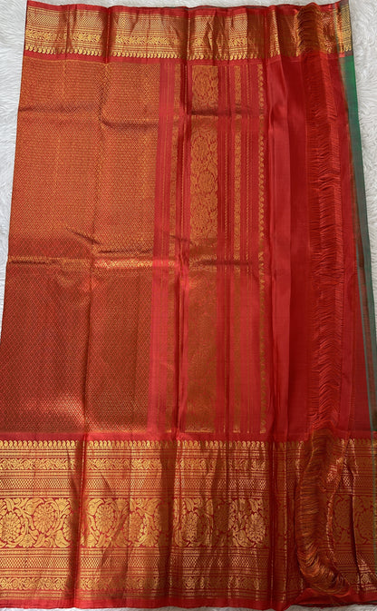 Gadwal Pattu Saree Green Colored Complemented With a Red Color Kanchi Border - Sampradaya Designer Studio