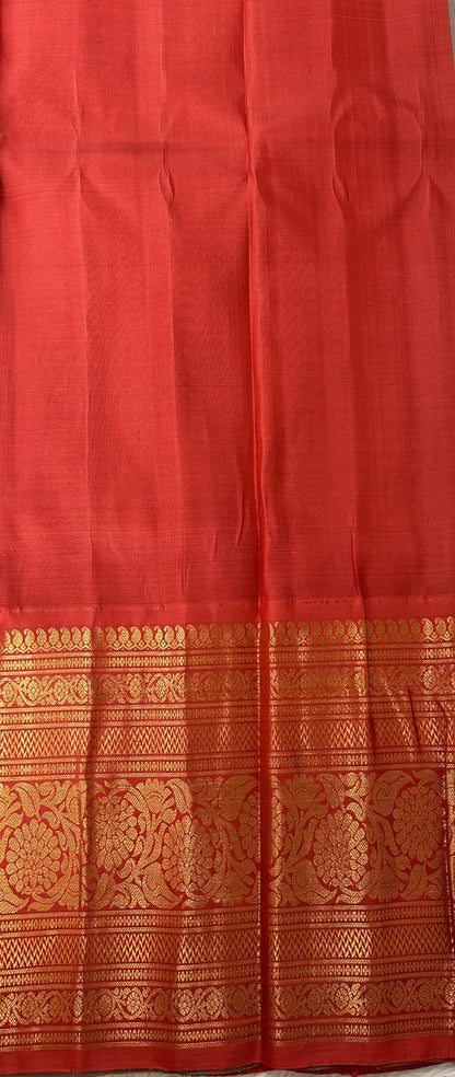 Gadwal Pattu Saree Green Colored Complemented With a Red Color Kanchi Border - Sampradaya Designer Studio
