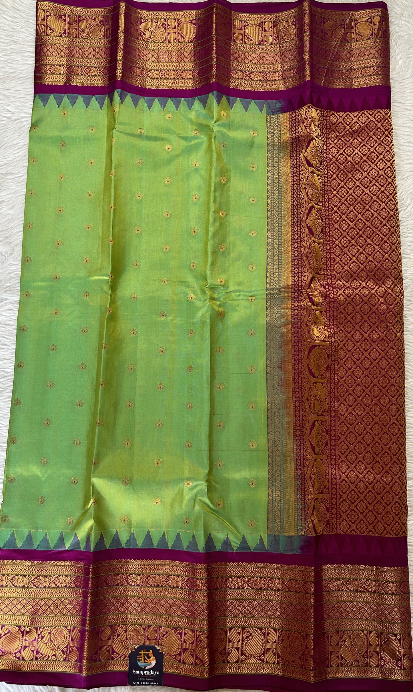 Gadwal Silk Saree Green colored complemented with a Magenta Color Kanchi Border - Sampradaya Designer Studio