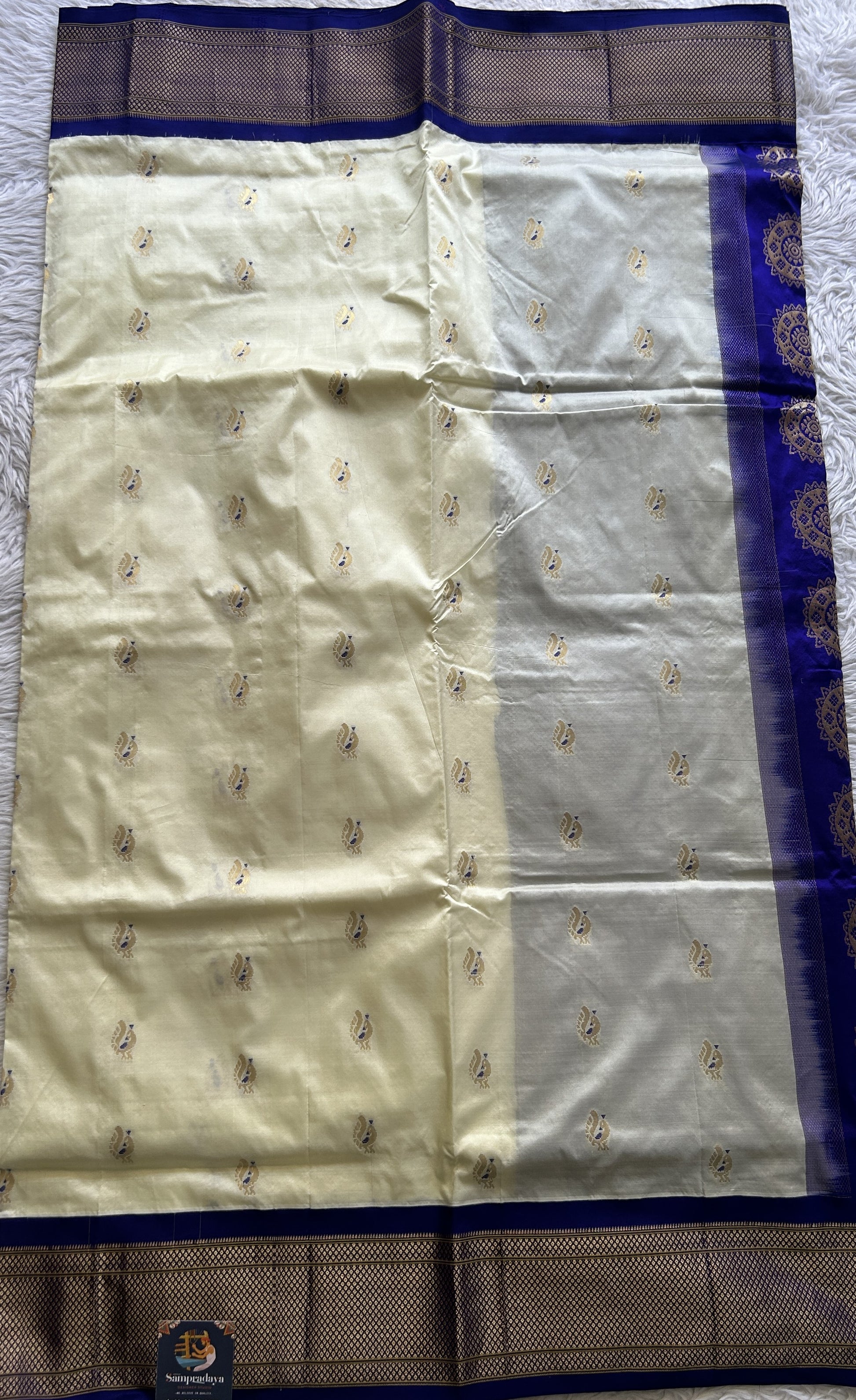 Narayanpet Silk Saree White Colored Complemented with a Zari Border. - Sampradaya Designer Studio