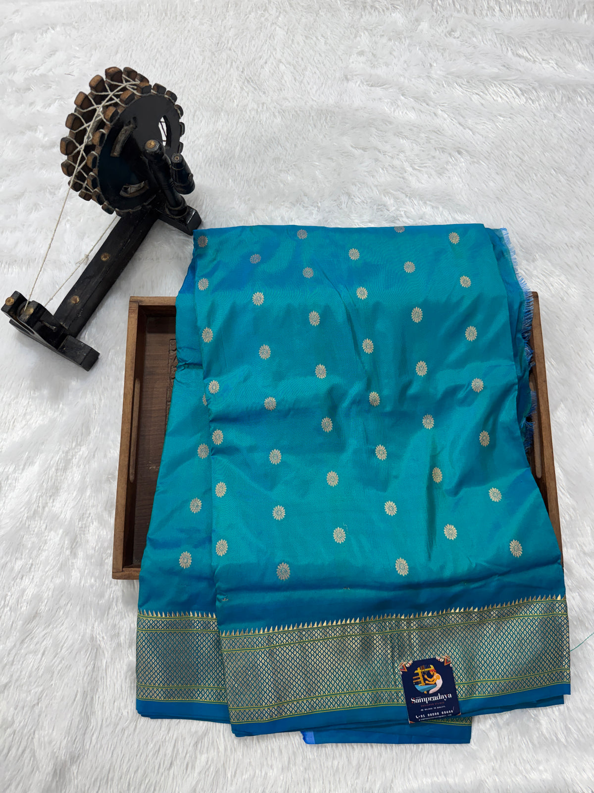Narayanpet Silk Saree Peacock Green Colored Complemented with a Peacock Green Zari Border.
