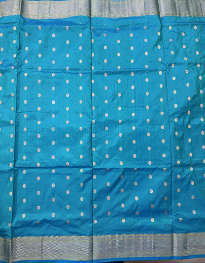 Narayanpet Silk Saree Peacock Green Colored Complemented with a Peacock Green Zari Border.